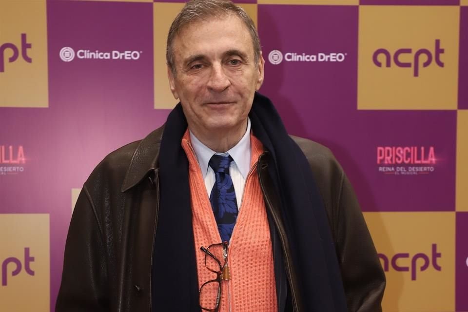 En su historial profesional, el afamado realizador cuenta títulos como 'Los Miserables', 'Hoy No Me Puedo Levantar', 'Chicago' y 'Hello Dolly!', entre muchos otros.