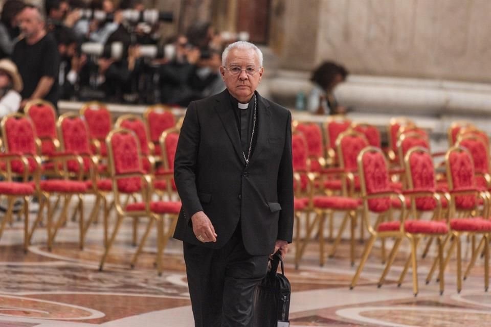 El Arzobispo de Guadalajara, José Francisco Robles Ortega, prepara su ingreso al Cónclave.