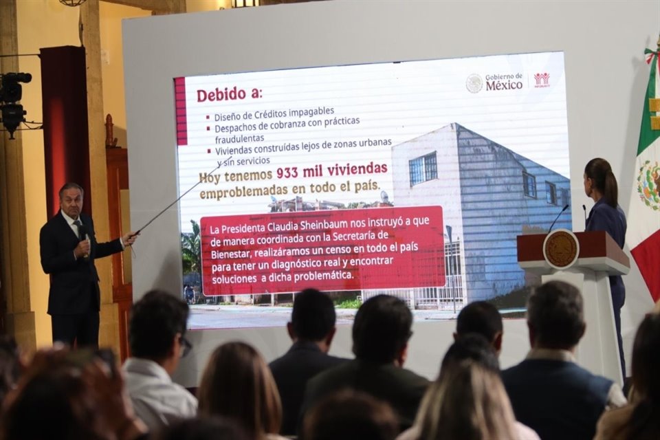 El titular del Infonavit habló de las 'viviendas emproblemadas'.