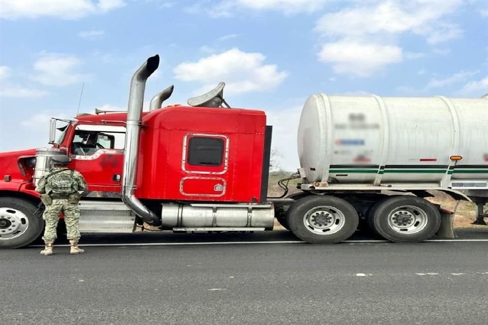 El tractocamión llevaba dos toneles y 68 mil litros de desecho de aceite de petróleo.