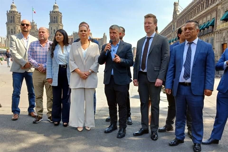 Los ediles panistas agrupados en la ANAC afuera de Palacio Nacional.