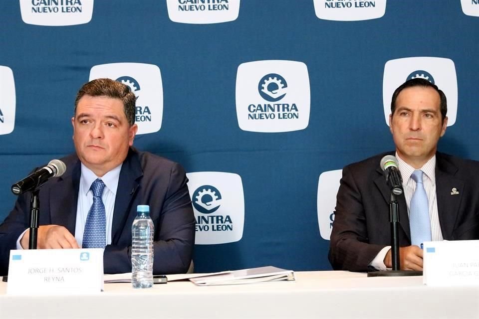 (Izq a Der) Jorge Santos Reyna, presidente de Caintra, y Juan Pablo García, director de Caintra.