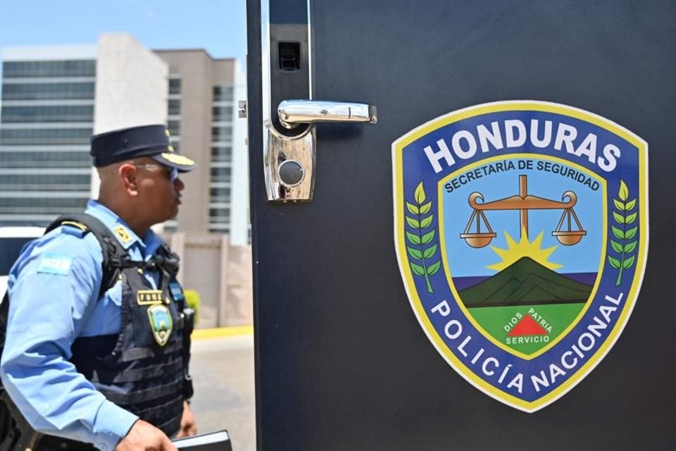 Un oficial hace guardia en las inmediaciones del Banco Central, el 7 de abril del 2025, en Tegucigalpa.