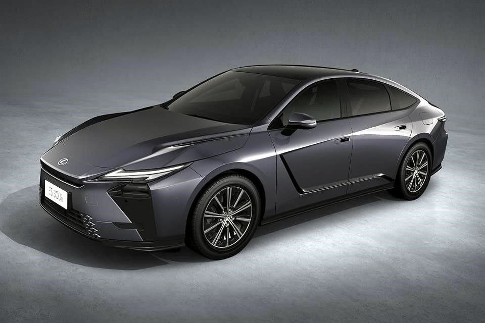 ES 300h hibrit ise 2,5 litrelik bir motordan güç alıyor ve 201 beygir güç üretiyor.