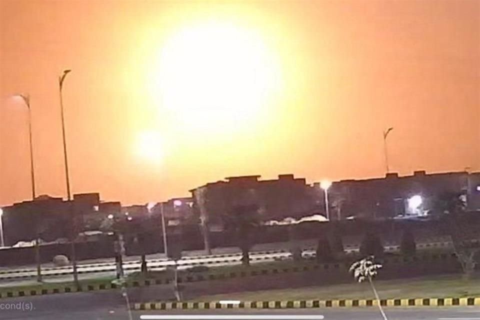 India lanzó tres misiles a través de la frontera hacia territorio controlado por Pakistán, según funcionarios pakistaníes.