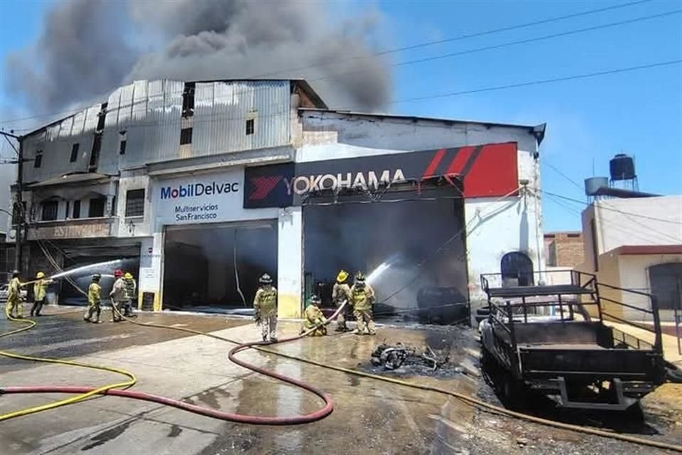 Un incendio se propagó en dos bodegas de Atotonilco El Alto y el saldo fue de una persona fallecida y una lesionada.