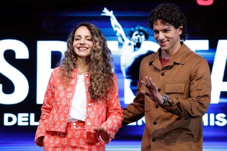 Emilia Hernández, productora ejecutiva de la gala, junto a su hermano, el bailarín Isaac Hernández.