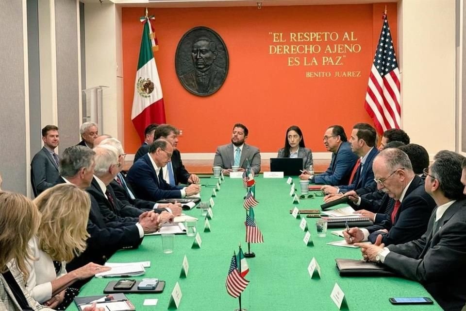 Secretario de Agricultura, Julio Berdegué en reunión con productores de jitomate en Estados Unidos.