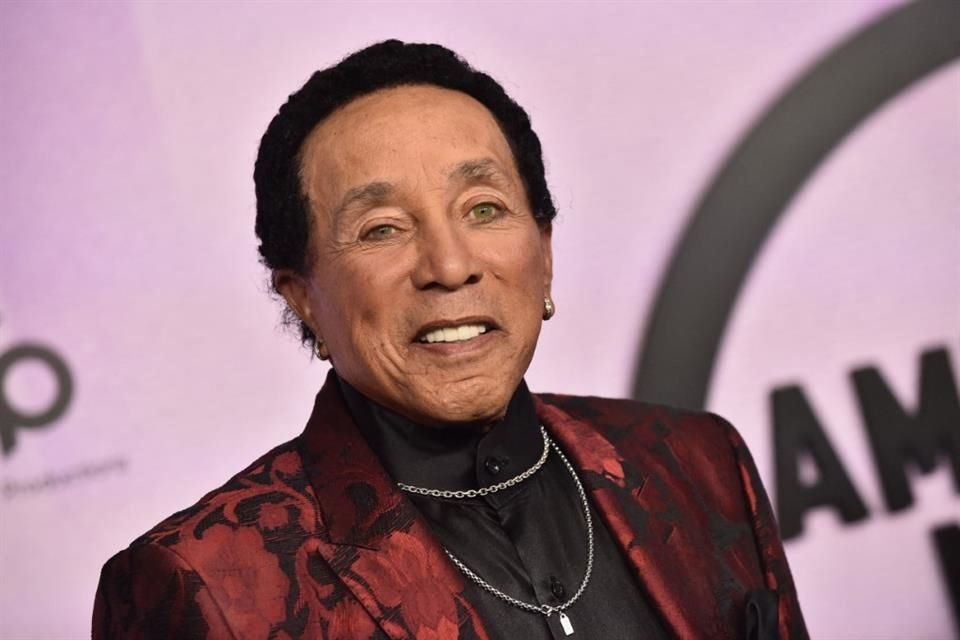 Robinson, uno de los miembros fundadores del grupo vocal The Miracles, promociona en las redes sociales su más reciente trabajo What the World Needs Now.