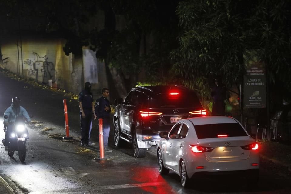 Policías durante un bloqueo alrededor de la Embajada de Argentina, en Caracas, el 6 de mayo.