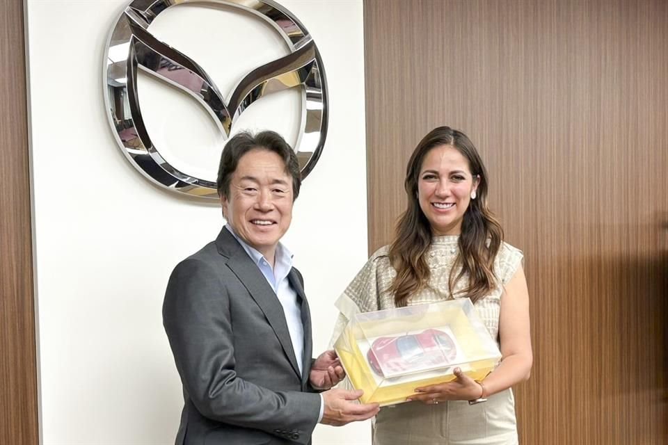 Guanajuato Governor Libia Denisse and Mazda Global CEO Masahiro Moro in Hiroshima, Japan.