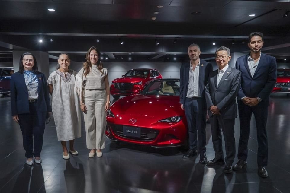 Guanajuato Governor Libia Denisse and Mazda Global CEO Masahiro Moro in Hiroshima, Japan.