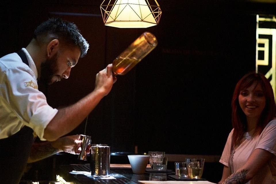 Handshake es el único bar en México que cuenta con un laboratorio propio, donde cada coctel se desarrolla a lo largo de 24 a 48 horas, aplicando técnicas de precisión y procesos culinarios avanzados.