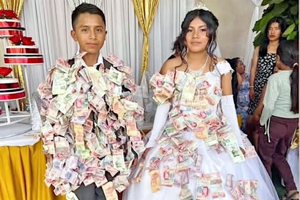 Los asistentes les colgaron billetes en el traje y en el vestido de novia como regalo de boda
