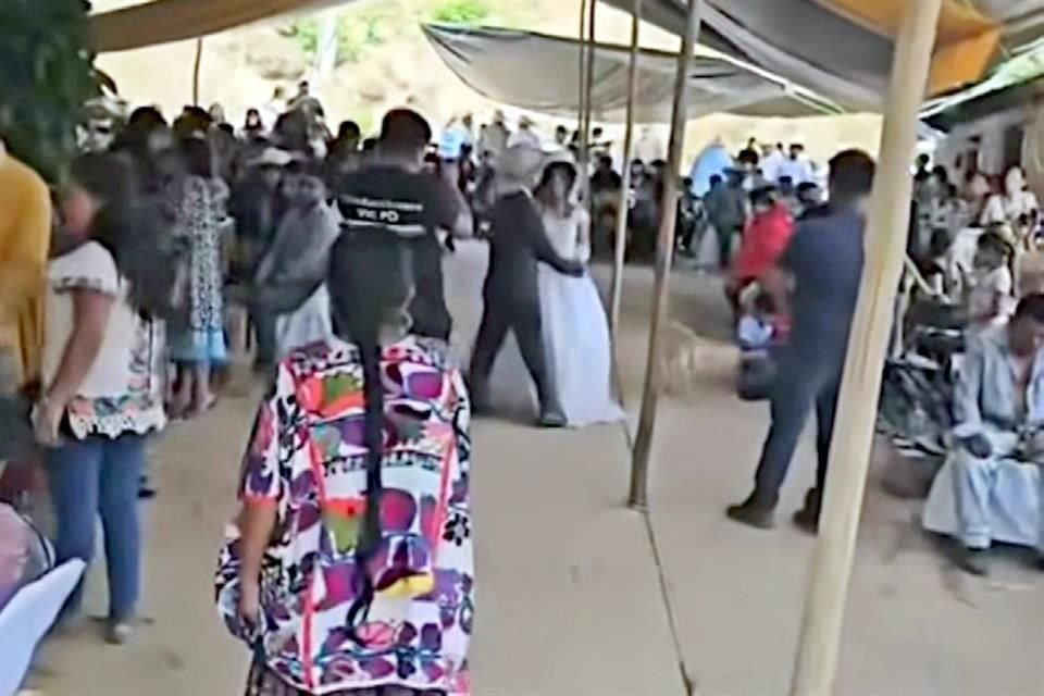Con una fiesta en grande, familiares celebraron el enlace de los adolescentes en Tlacoachistlahuaca, Guerrero.