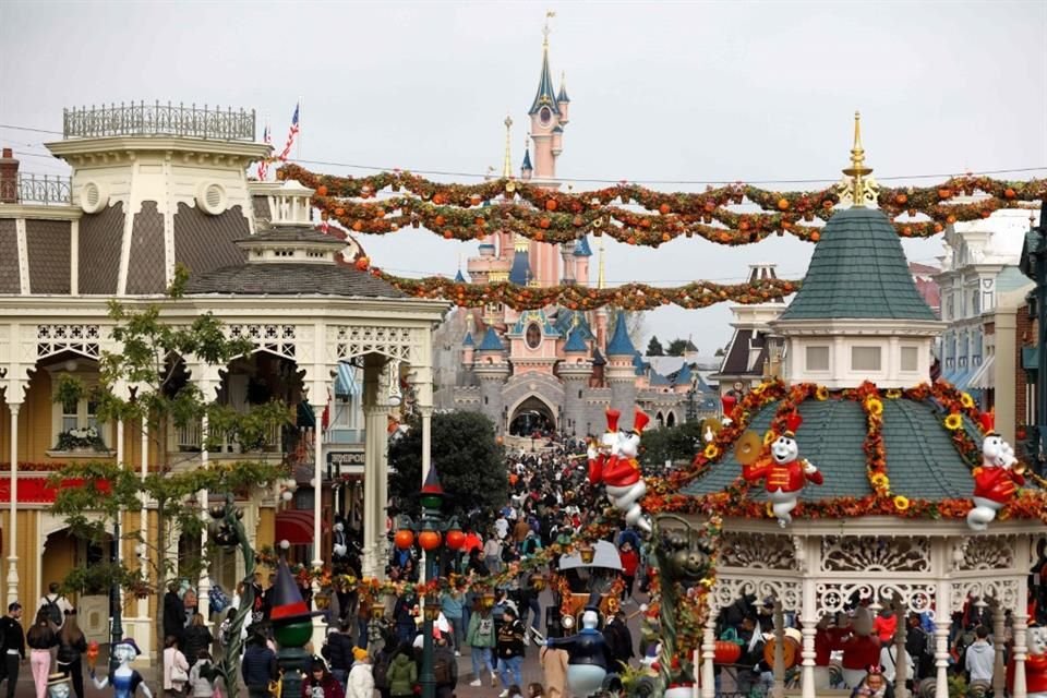Disney y Miral, el desarrollador de Abu Dabi que supervisa el proyecto, esperan capitalizar los 120 millones de pasajeros aéreos que viajan a través de Abu Dabi y Dubái cada año.