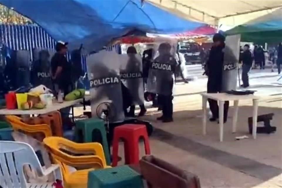 Los policías desmantelaron el plantón de los inconformes.