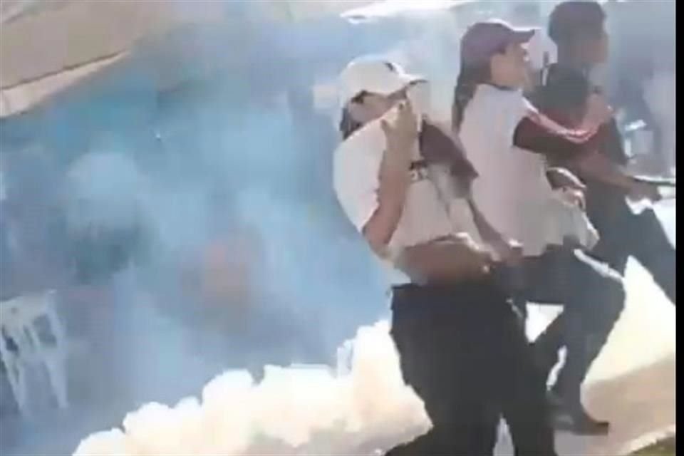 Los incoformes afirmaron ante los policías que su protesta era pacífica.