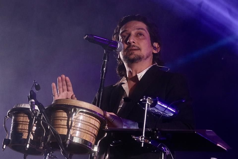 La banda, liderada por León Larregui, vive un momento de conexión única con su público.