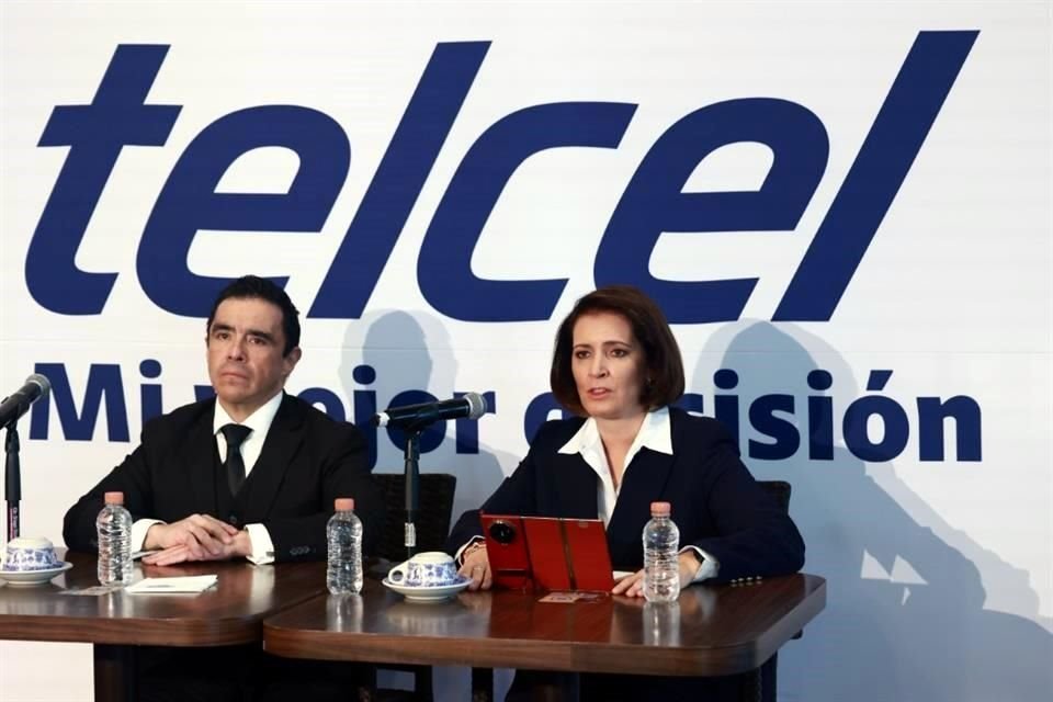 Renato Flores, subdirector de Comunicación y Relaciones Gubernamentales para América Móvil y Grupo Carso y Patricia Raquel Hevia Coto directora de operaciones de región 9 de Telcel.