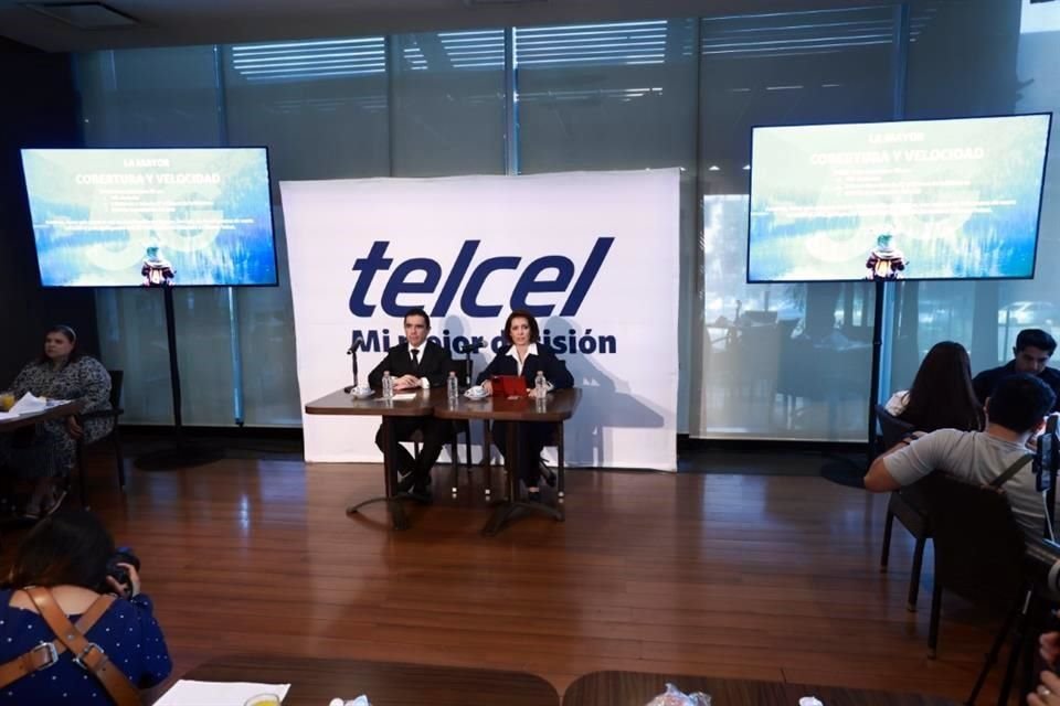 Renato Flores, subdirector de Comunicación y Relaciones Gubernamentales para América Móvil y Grupo Carso y Patricia Raquel Hevia Coto directora de operaciones de región 9 de Telcel.