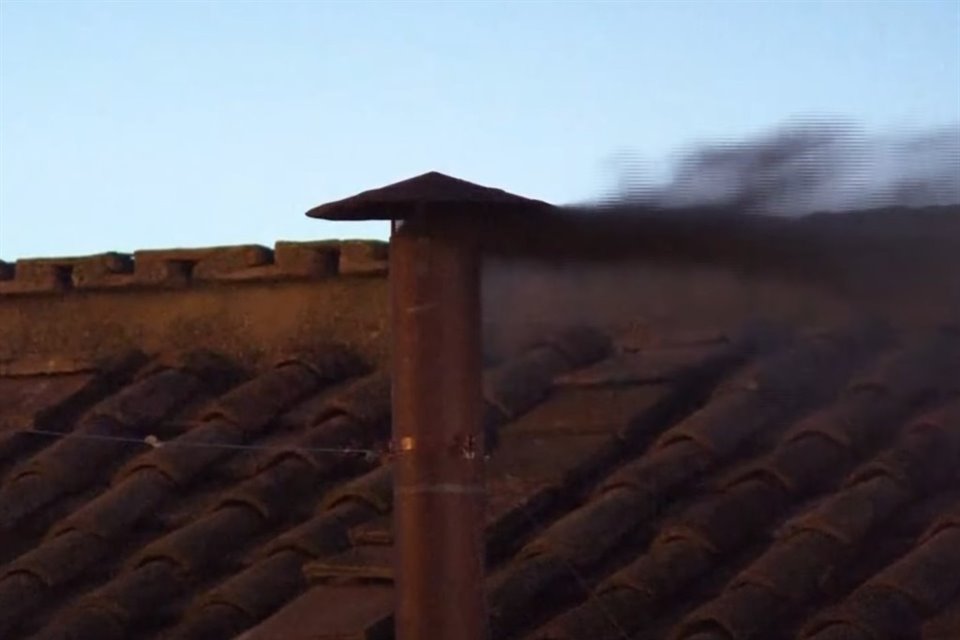 Tras primera votación de Cónclave, la chimenea de la Capilla Sixtina despidió humo negro, anunciando que todavía no se elige al nuevo Papa.