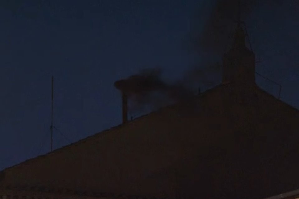 El humo negro es la señal de una votación sin una conclusión.
