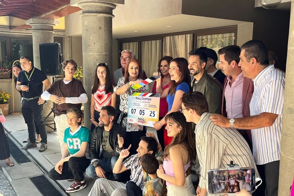 'Papás X Siempre' inició grabaciones con Ariadne Díaz, José Ron y nuevos rostros como Erika Buenfil, bajo la producción de Rosy Ocampo.