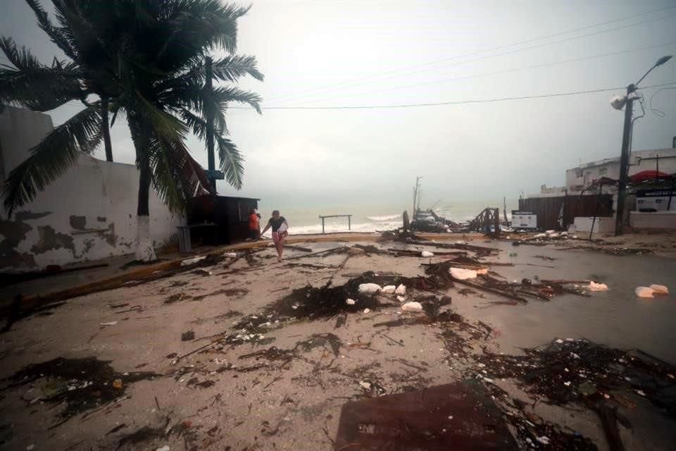 Aspecto de afectaciones que dejó el paso del Huracán Milton en Puerto Progreso en 2024.
