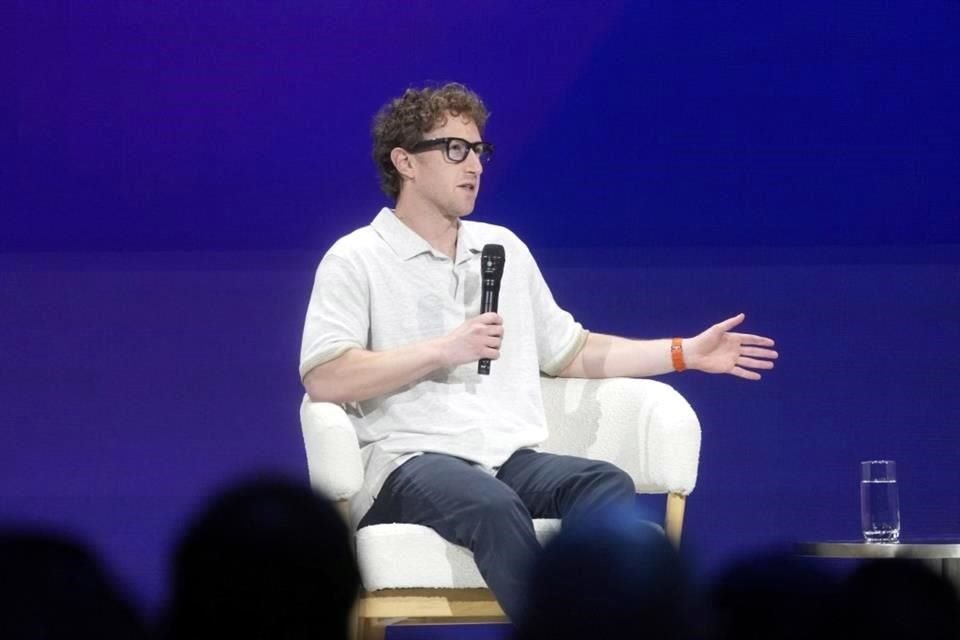 Mark Zuckerberg, fundador y CEO de Meta, habla en una conferencia sobre desarrolladores de IA.
