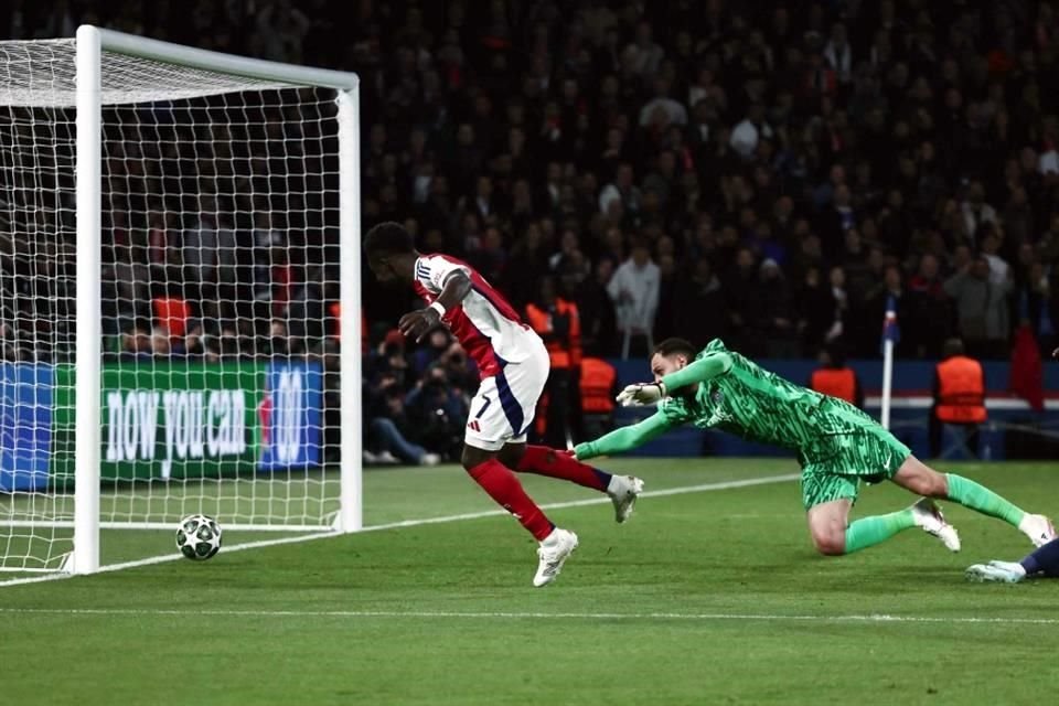 Bukayo Saka logró el gol del Arsenal.