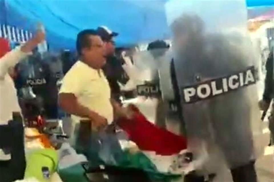 El miércoles, policías antimotines desalojaron con gas lacrimógeno el plantón de los estudiantes y maestros.