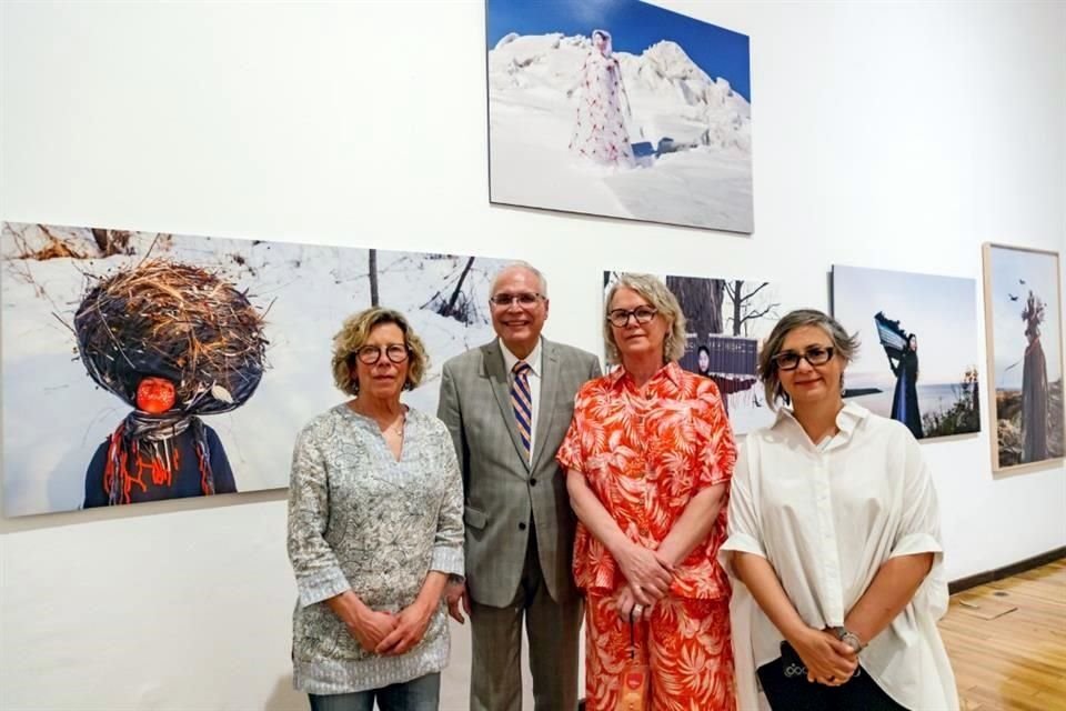 Janice Wright Cheney, artista (izq. a der.); Sergio Matos, director delFfestival de Mayo; Lili Michaud, curadora; y Susana Chávez, directora del Museo Cabañas.