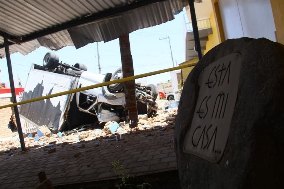El conductor de una camioneta cargada con polines chocó contra otro vehículo, volcó y cayó en una iglesia en la Colonia La Gloria del Colli, en Zapopan.