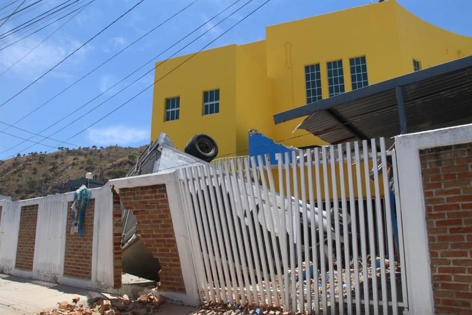 El conductor de una camioneta cargada con polines chocó contra otro vehículo, volcó y cayó en una iglesia en la Colonia La Gloria del Colli, en Zapopan.