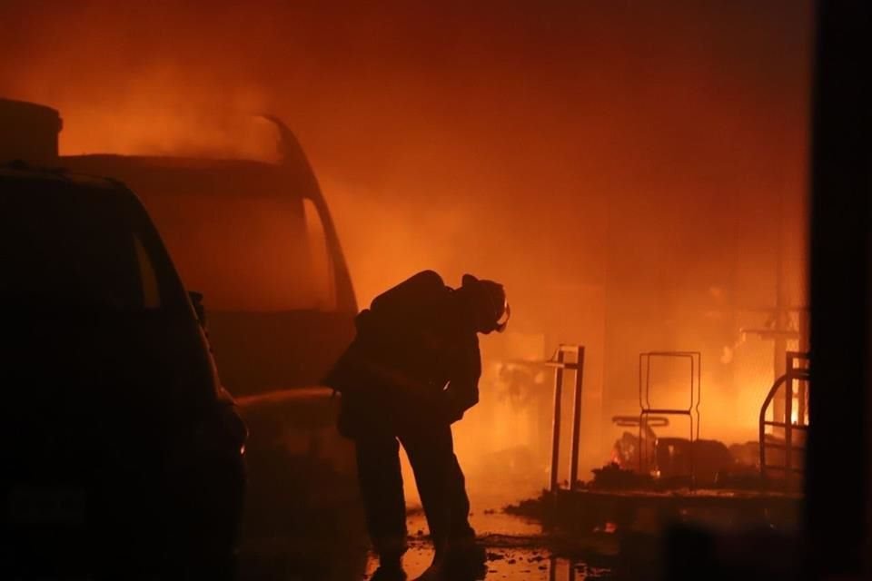 El incendio en la fábrica de aerosoles ya ha cobrado cinco víctimas.