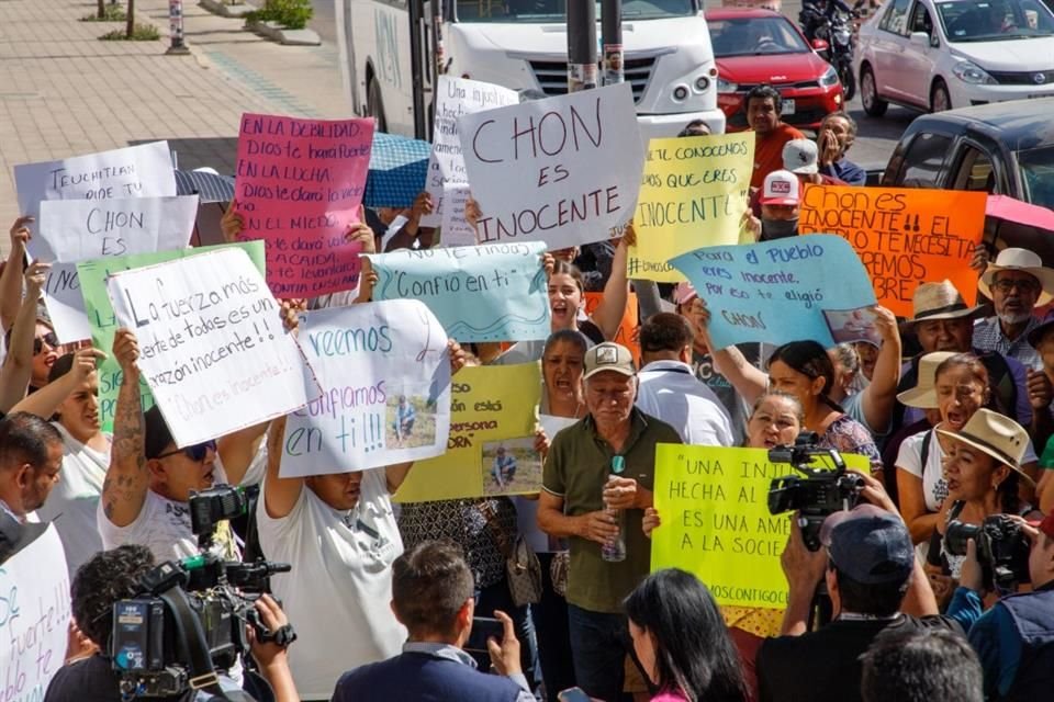 En dos autobuses llegaron a las instalaciones de la FGR Guadalajara los manifestantes a favor de la liberación de 'Chon', el Alcalde de Teuchitlán.
