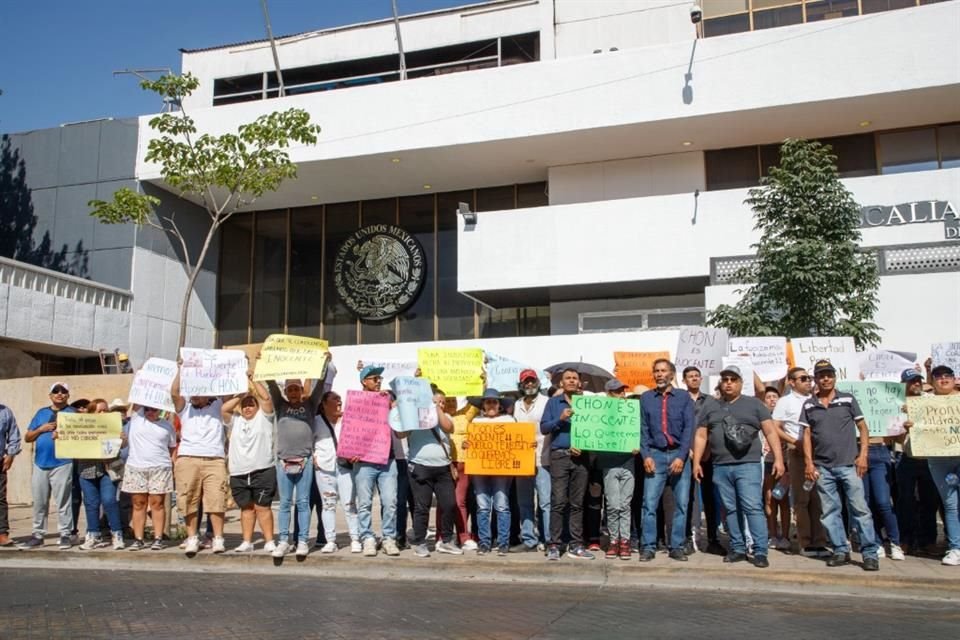En dos autobuses llegaron a las instalaciones de la FGR Guadalajara los manifestantes a favor de la liberación de 'Chon', el Alcalde de Teuchitlán.