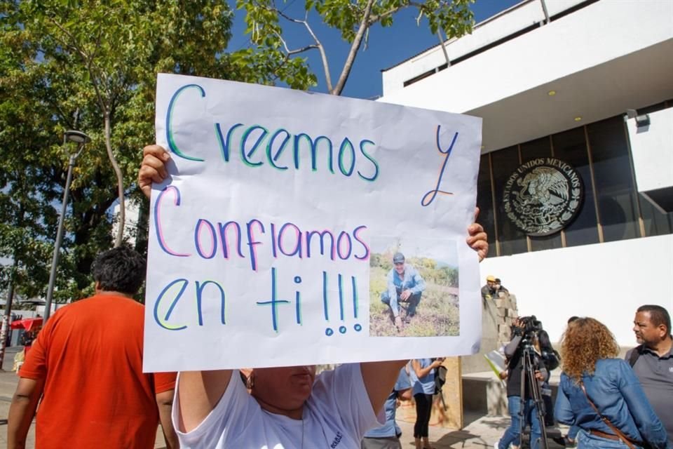 En dos autobuses llegaron a las instalaciones de la FGR Guadalajara los manifestantes a favor de la liberación de 'Chon', el Alcalde de Teuchitlán.