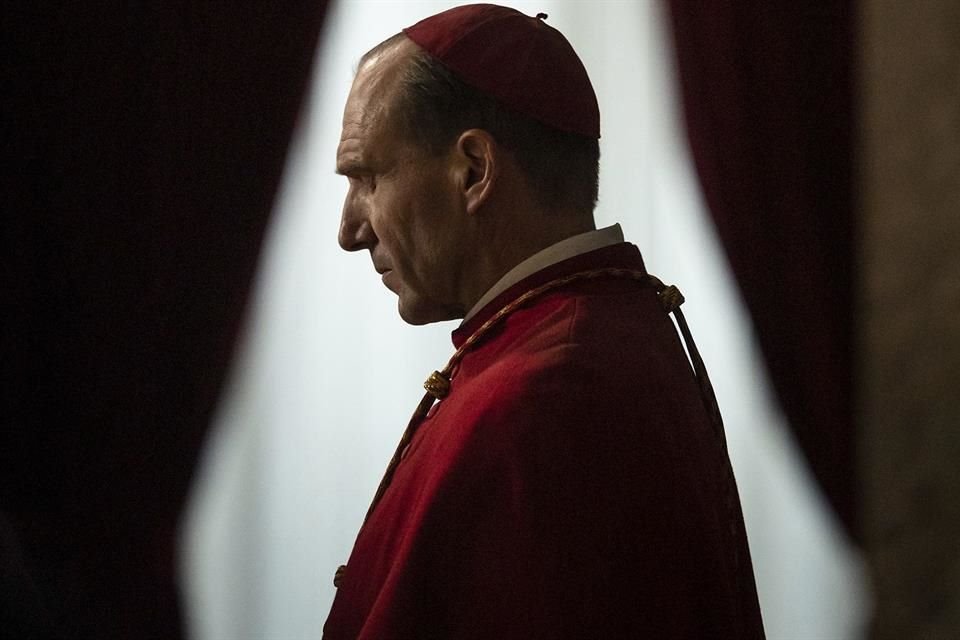 Varios clérigos y cardenales que iniciarán la votación para un nuevo Papa, decidieron ver la película 'Cónclave' para ver a qué se enfrentan.