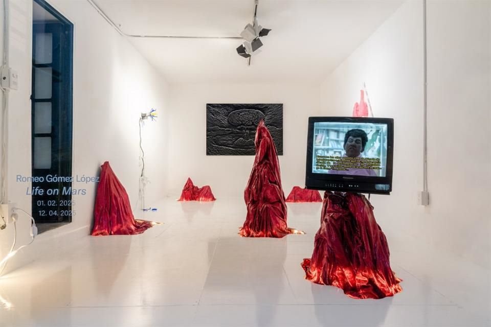 Piezas de la exposición 'Vida en Marte' que está montada en la galería Travesía Cuatro.