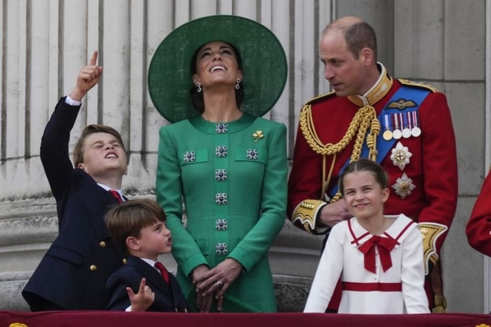 Por ahora, parece que ella y sus hermanos están disfrutando de una infancia lo más normal posible.