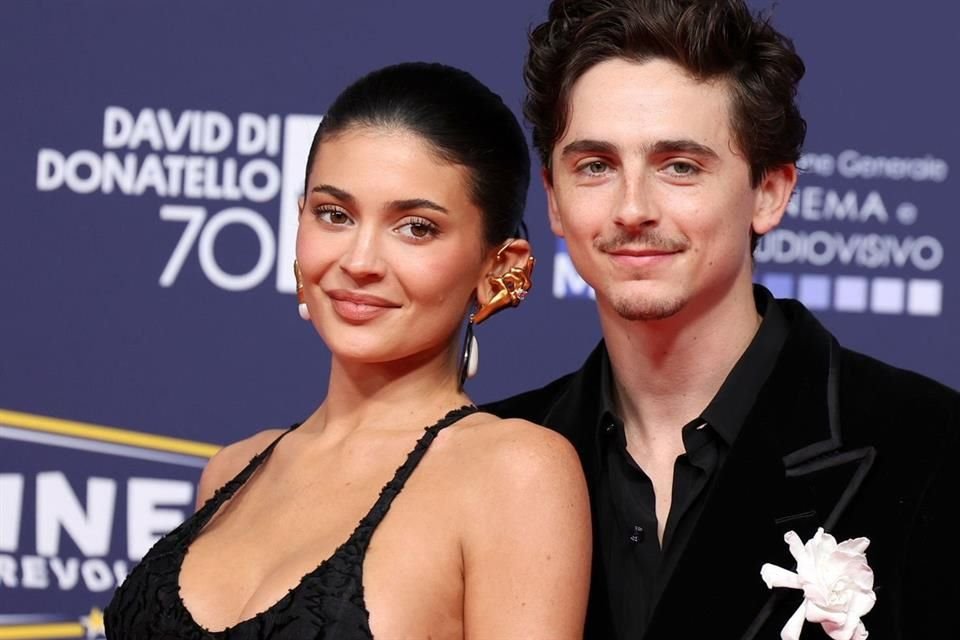 Timothée Chalamet y Kylie Jenner finalmente oficializaron su romance en una alfombra roja, en una gala de premios en Italia.
