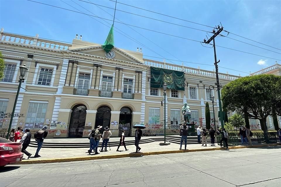 Estudiantes mantienen tomado la Rectoría de la UAEMex, en Toluca, Estado de México, luego de una marcha que partió de Ciudad Universitaria y de no poder reunirse con el Rector Carlos Barrera.