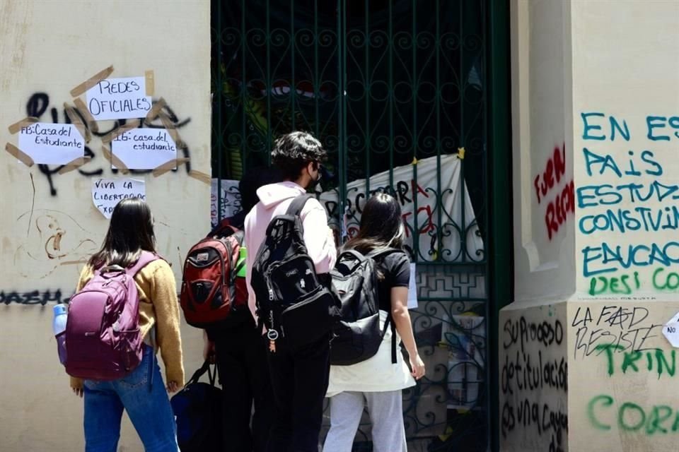 Los manifestantyes exigen que se anule el proceso de elección de nueva rectora de la Universidad, acusan falta de transparencia y piden renombrar a la Rectoría como 'La Casa del Estudiante'.