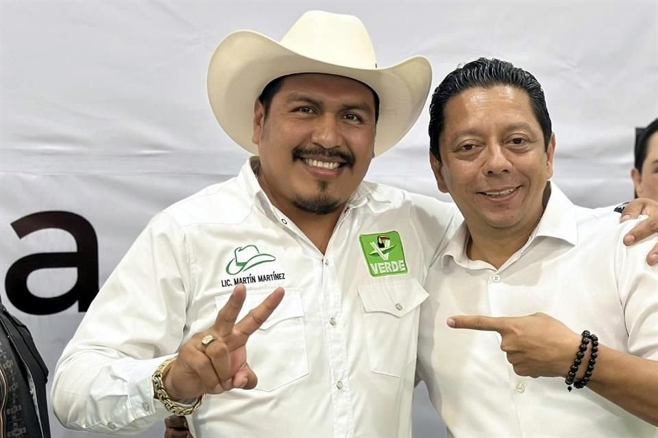 Martín Martínez, síndico del Ayuntamiento de Ocosingo, desaforado por el Congreso de Chiapas posando con el Fiscal estatal, Jorge Luis Llaven Abarca.