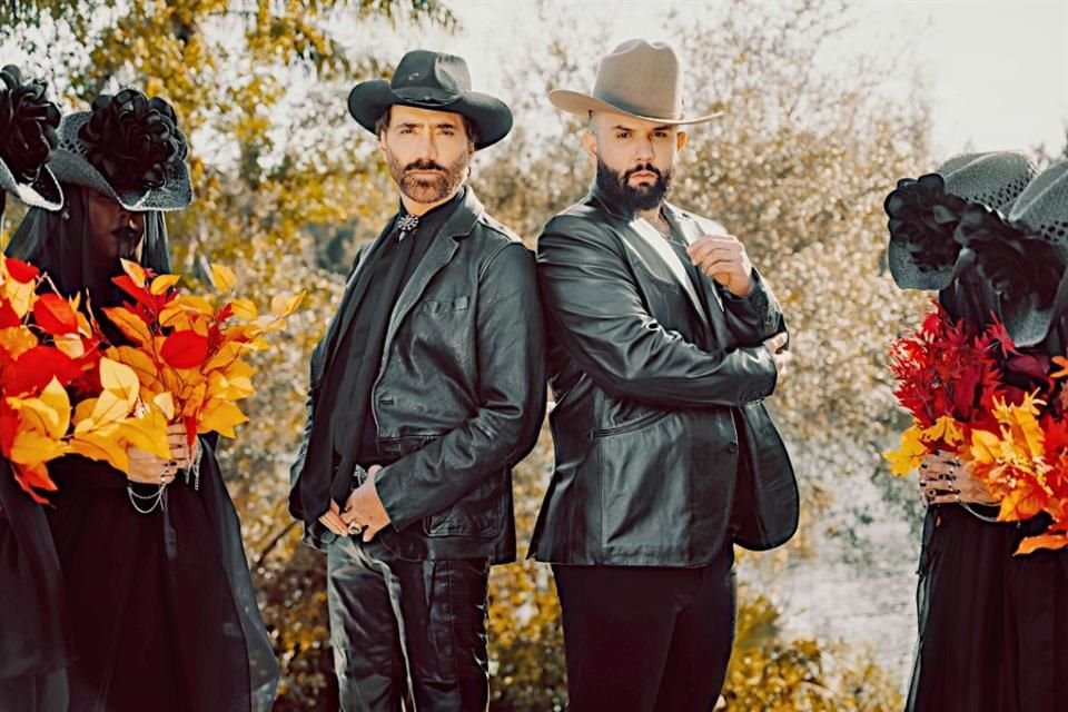 Emociona a Carin León y Alejandro Fernández sumar talento para enaltecer la balada ranchera y lo comprueban con la rola 'Me Estás Doliendo'.