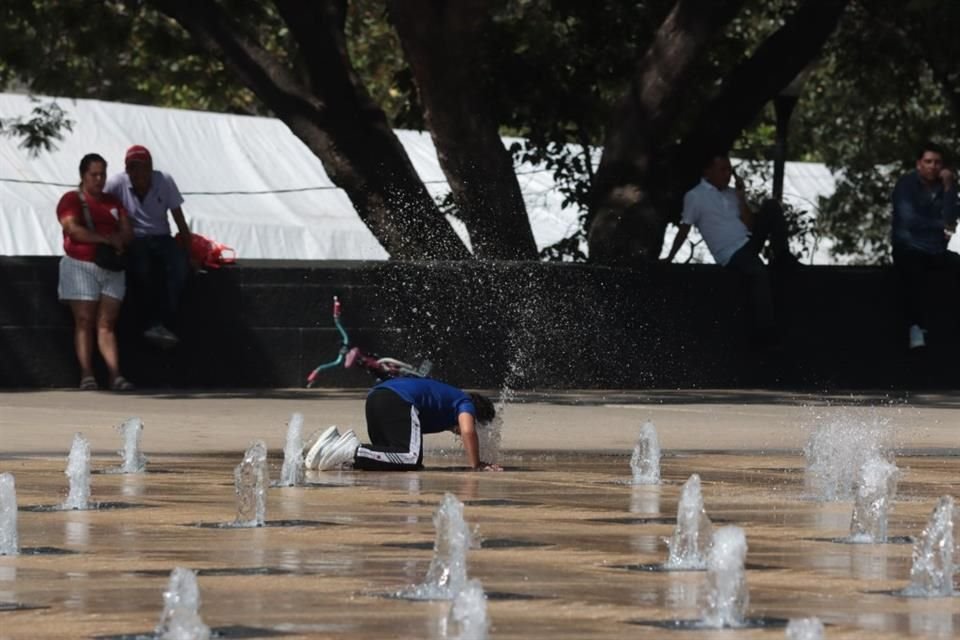 La Ciudad atravesó esta semana una onda de calor que llevó a los capitalinos a refrescarse en fuentes.