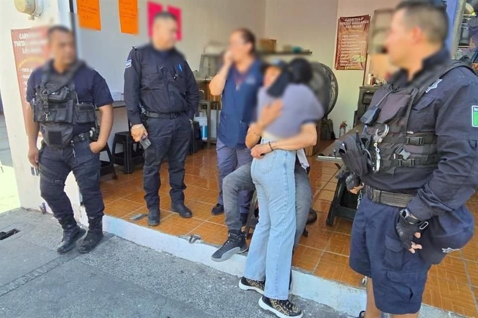 La policía localizó al joven en un negocio de venta de alimentos, aún enganchado con la llamada de extorsión.
