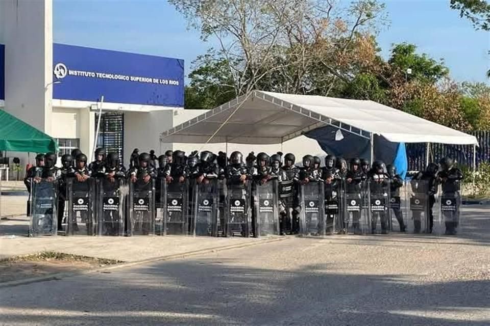Policías de Tabasco y agentes de GN lanzaron gas lacrimógeno para dispersar protesta de alumnos que exigen salida de director del plantel.